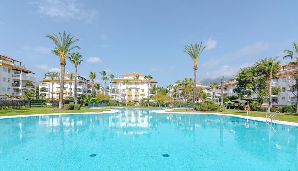 Third floor apartment in a fantastic location only 10 minute walk to Puerto Banus, amenities nearby